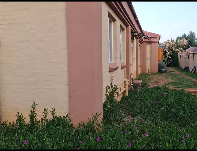 3 BEDROOM TOWNHOUSE TO LET IN LANGENHOVENPARK